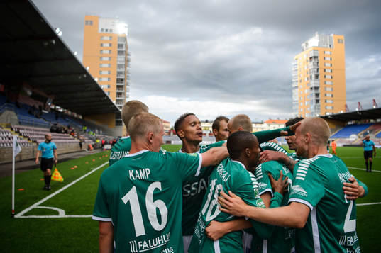 Brages spelare jublar med Noa Williams