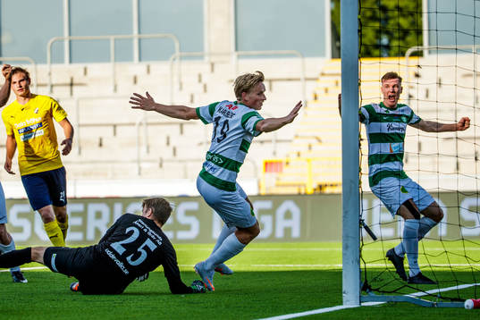 Västerås Douglas Karlberg gör 2-1 bakom Ljungskiles