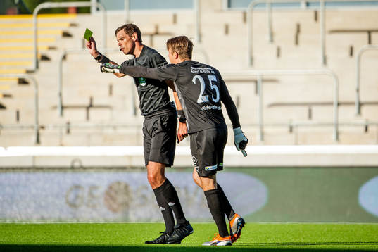 domare Magnus Lindgren och Ljungskiles målvakt Erik Dahlin