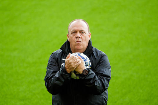 Ljungskiles s jukvårdare Jeff Bagby innan fotbollsmatchen