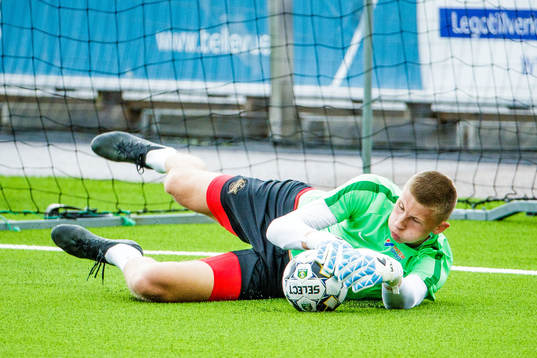 Västerås målvakt Sebastian Selin innan fotbollsmatchen i