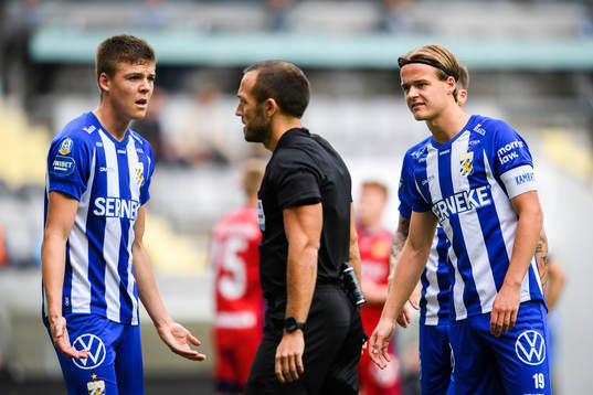 IFK Göteborgs Emil Holm och August Erlingmark reagerar