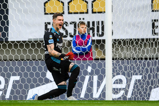 Djurgårdens målvakt Per Kristian Bråtveit jublar