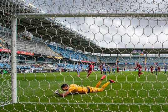 Djurgårdens Fredrik Ulvestad gör 0-1 på straff bakom IFK