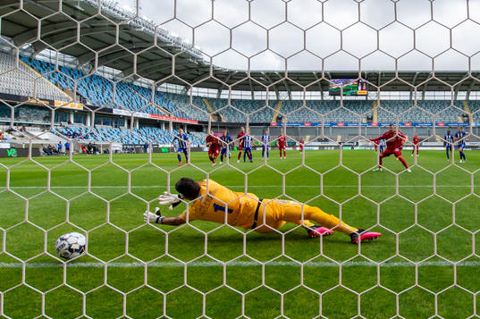Djurgårdens Fredrik Ulvestad gör 0-1 på straff bakom IFK