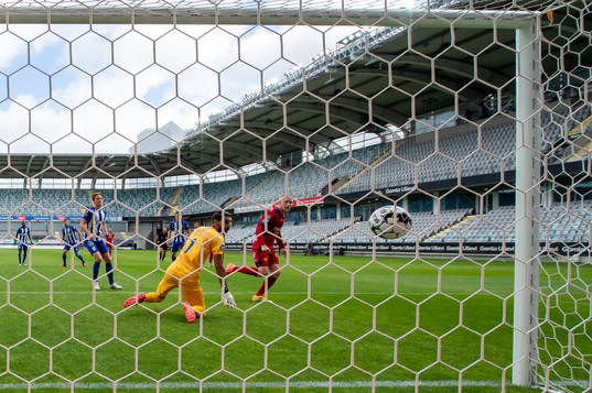 Djurgårdens Kalle Holmberg gör 0-2 bakom IFK Göteborgs