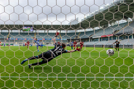 IFK Göteborgs Hosam Aiesh gör 1-2 på straff bakom