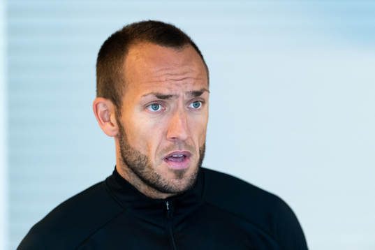 Domare Kaspar Sjöberg blir intervjuad