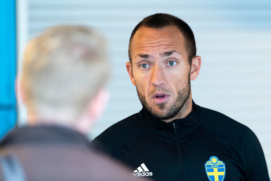 Domare Kaspar Sjöberg blir intervjuad