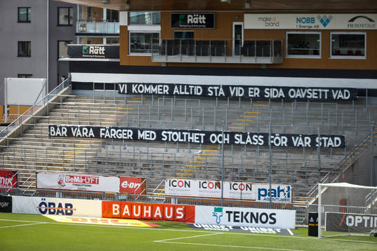Banderoller från Örebro supportrarna