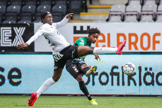 Varbergs Adama Fofana och Örebros Jack Lahne