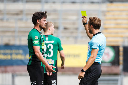 Varbergs Robin Tranberg tilldelas en varning
