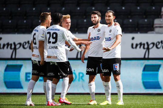 Örebros Agon Mehmeti och Nahir Besara jublar