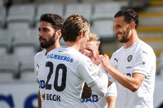 Örebros Agon Mehmeti och Robin Book jublar