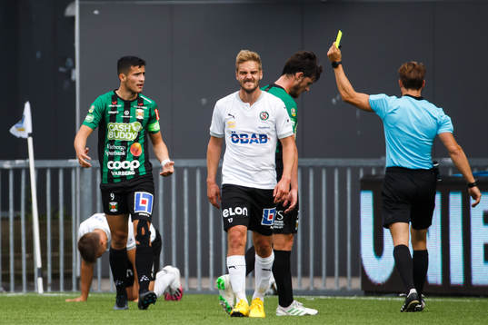 Varbergs Astrit Selmani får en varning samtidigt som