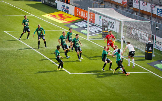 Örebros Benjamin Hjertstrand och Varbergs målvakt Stojan
