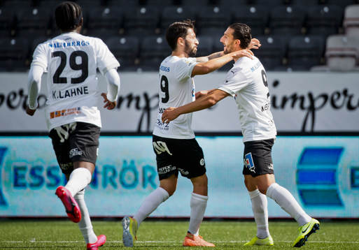 Jubel vid Örebros 1-0 mål av Agon Mehmeti