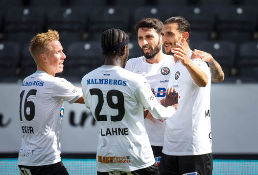 Jubel vid Örebros 1-0 mål av Agon Mehmeti
