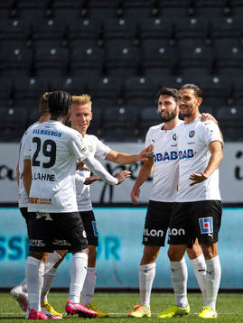 Jubel vid Örebros 1-0 mål av Agon Mehmeti