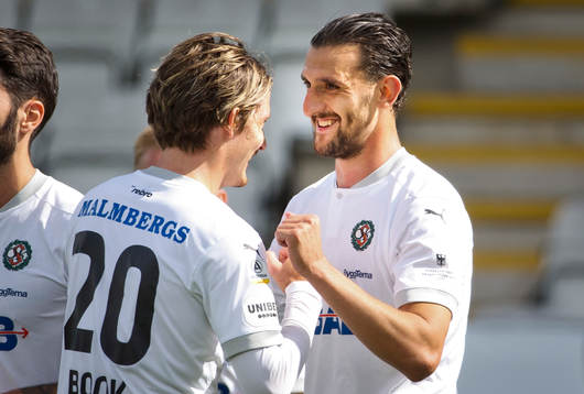 Jubel vid Örebros 1-0 mål av Agon Mehmeti