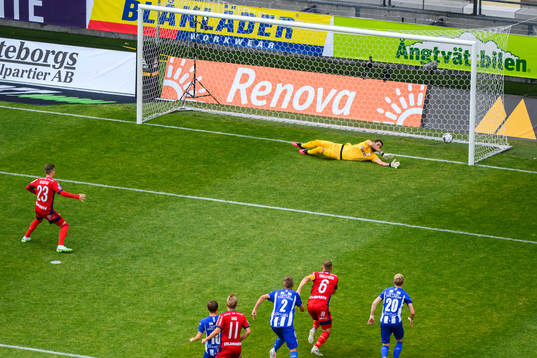 Djurgårdens Fredrik Ulvestad gör 0-1 bakom IFK Göteborgs