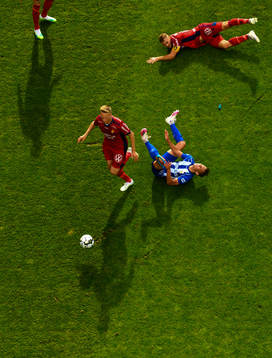 IFK Göteborgs Emil Holm faller