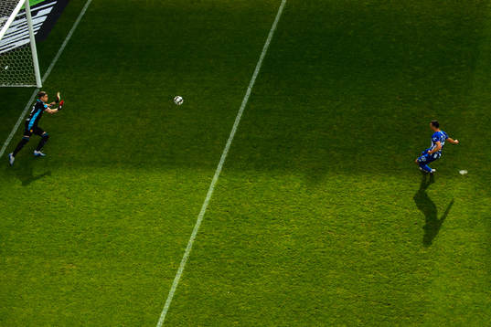Djurgårdens målvakt Per Kristian Bråtveit räddar straff