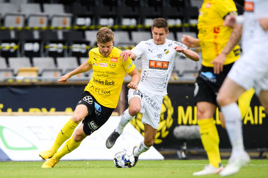 Häckens Leo Bengtsson och Mjällbys Joel Nilsson