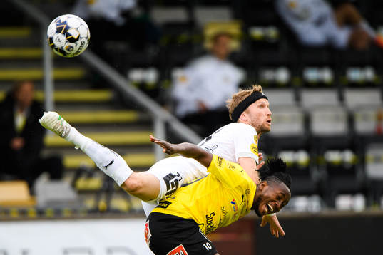 Häckens Rasmus Lindgren och Mjällbys Mamudu Moro
