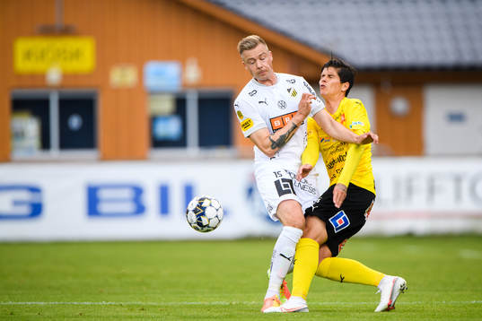 Häckens Alexander Söderlund och Mjällbys David Batanero