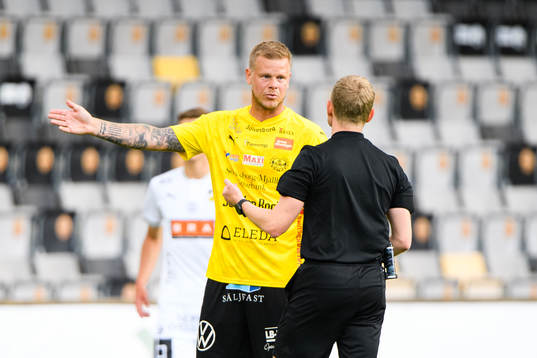 Mjällbys David Löfquist i samtal med domaren