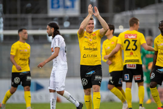 Mjällbys Viktor Agardius jublar