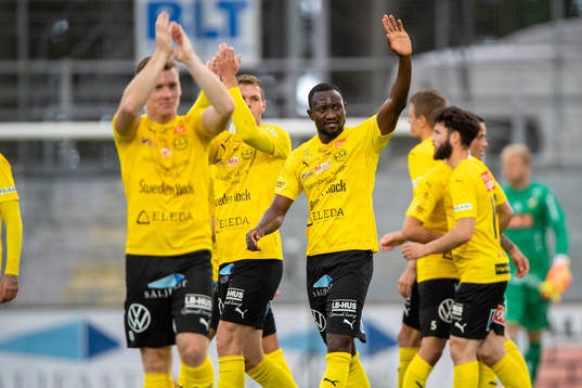 Mjällbys Moses Orwohicho Ogbu jublar med lagkamraterna