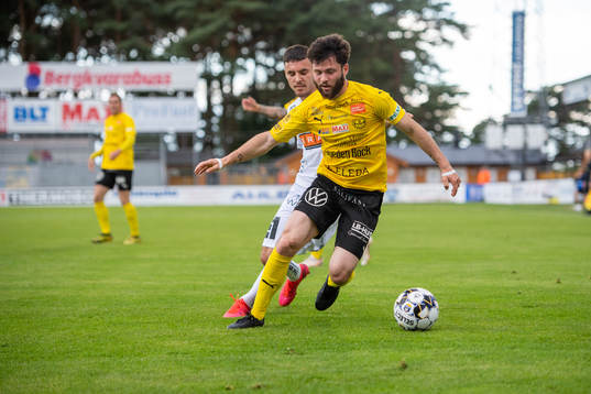 Mjällbys Jonathan Tamini  och Häckens Ali Youssef