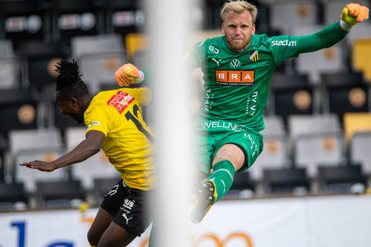 Mjällbys Mamudu Moro  och Häckens målvakt Peter