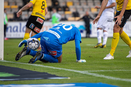 Mjällbys målvakt Marko Johansson  räddar