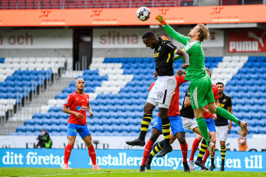 s Henok Goitom och Helsingborgs målvakt Anders Lindegaard
