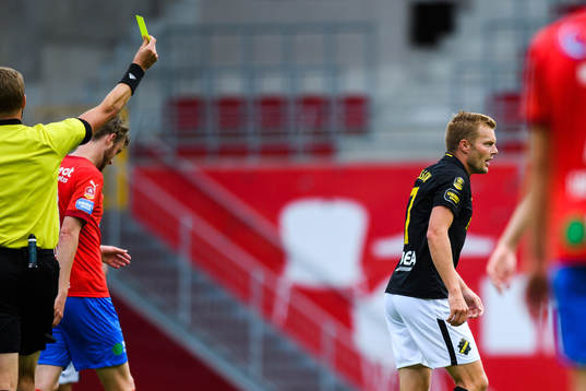 s Sebastian Larsson får en varning