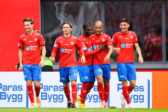 Helsingborgs spelare jublar med Anthony van