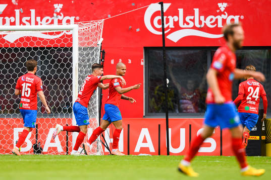Helsingborgs Armin Gigovic jublar med Anthony van