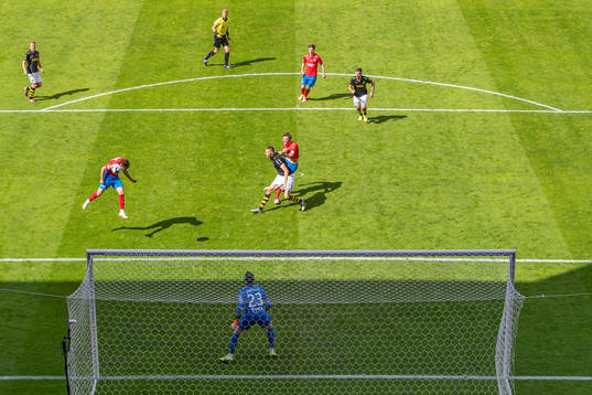 Helsingborgs Alex Timossi Andersson nickar in 1-0 målet