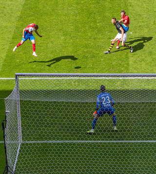 Helsingborgs Alex Timossi Andersson nickar in 1-0 målet