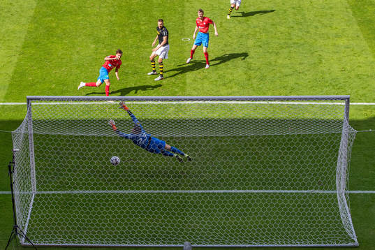 Helsingborgs Alex Timossi Andersson nickar in 1-0 målet