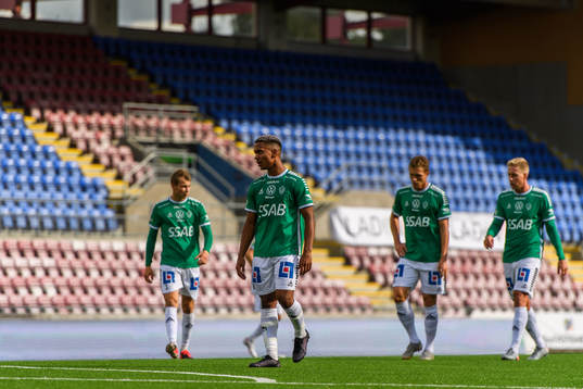 Brages Seth Kanteh Hellberg deppar med lagkamrater