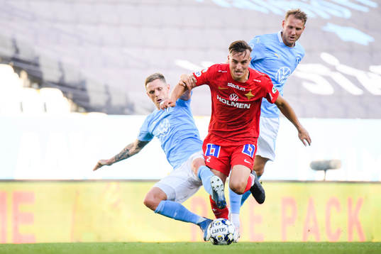 IFK Norrköpings Henrik Castegren i en kamp mot Malmö FFs