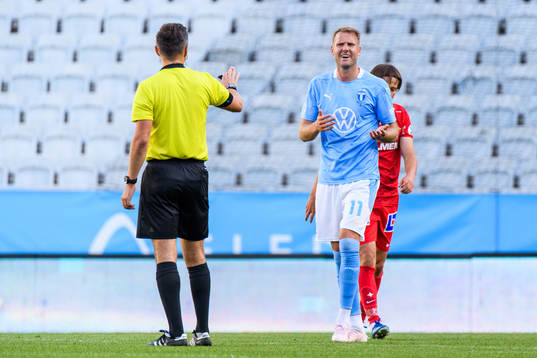 Malmös Ola Toivonen i samtal med domaren