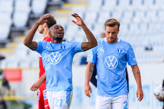 Malmö FFs Fouad Bachirou och Eric Larsson reagerar