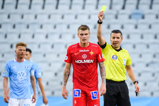 IFK Norrköpings Eric Smith får en varning av domare Bojan