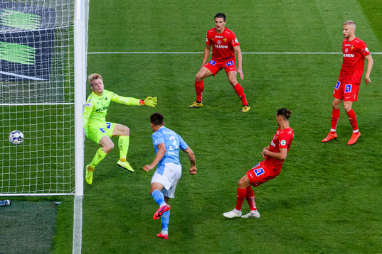Malmö FFs Jonas Knudsen gör ett mål bakom IFK