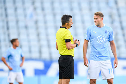 Malmö FFs Ola Toivonen i samtal med domaren